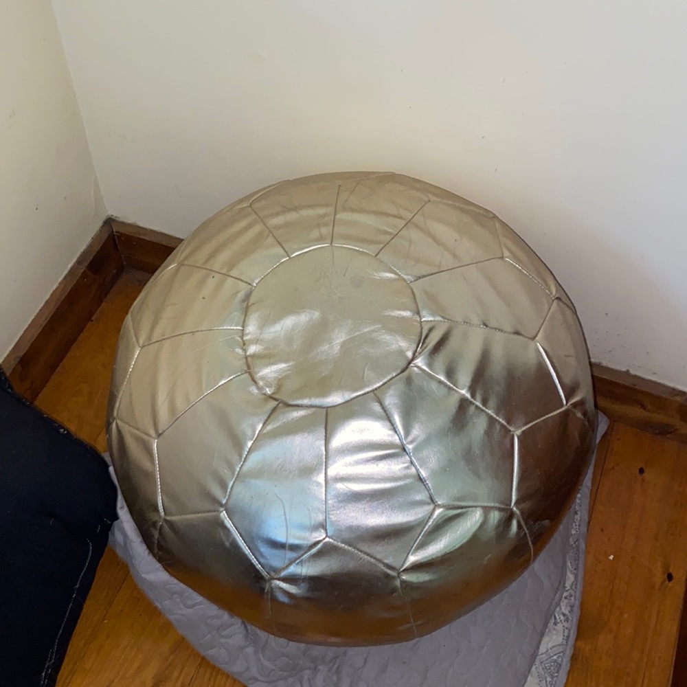 Inflatable pouf/ foot rest